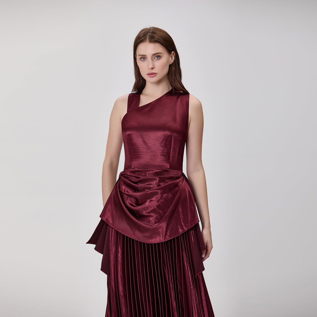 Mini-robe plissée asymétrique en satin