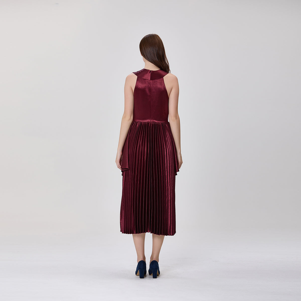 Mini-robe plissée asymétrique en satin