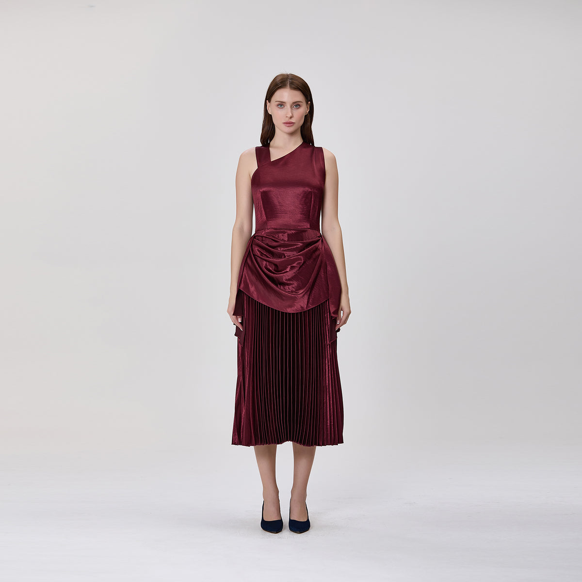 Mini-robe plissée asymétrique en satin