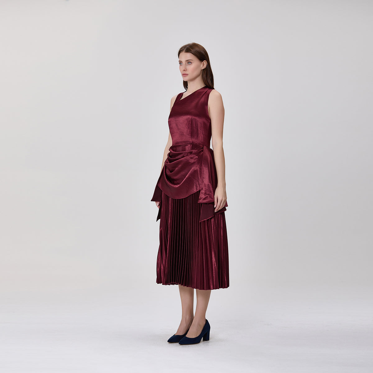 Mini-robe plissée asymétrique en satin