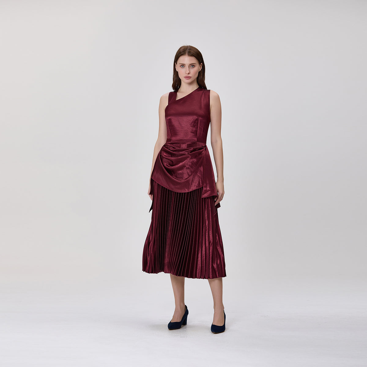 Mini-robe plissée asymétrique en satin