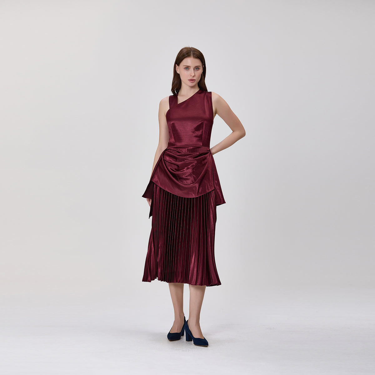 Mini-robe plissée asymétrique en satin