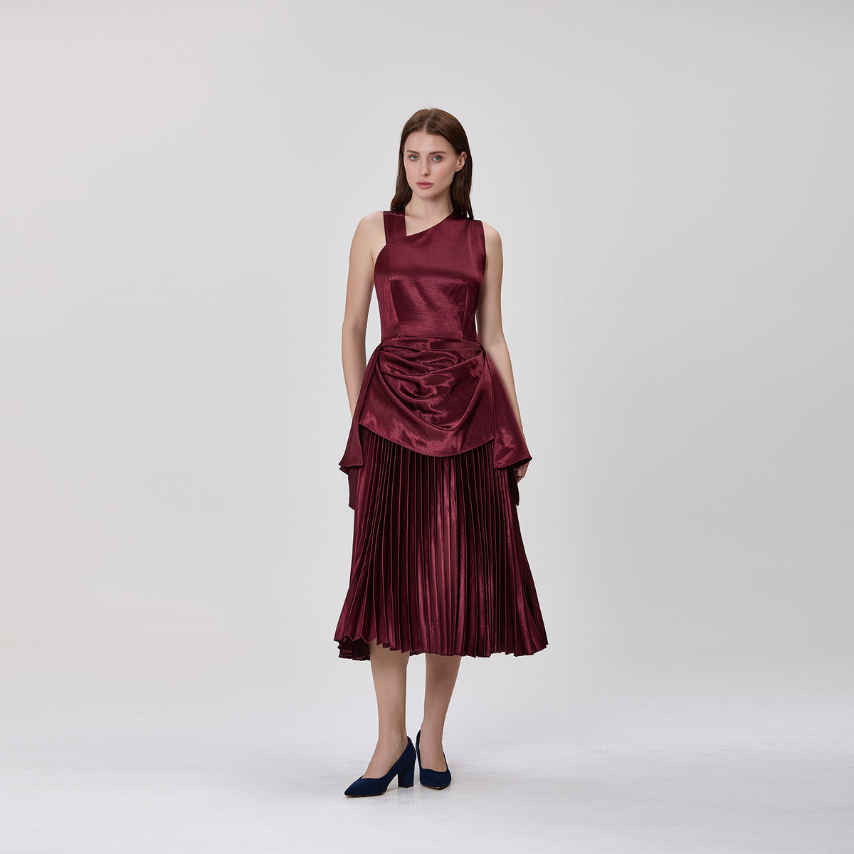 Mini-robe plissée asymétrique en satin