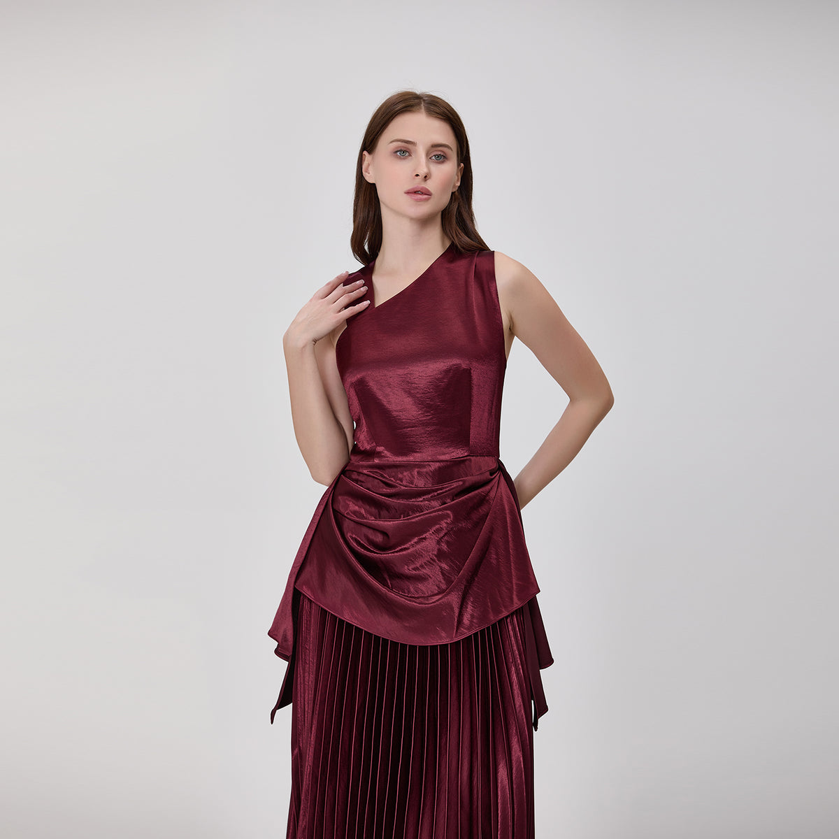 Mini-robe plissée asymétrique en satin