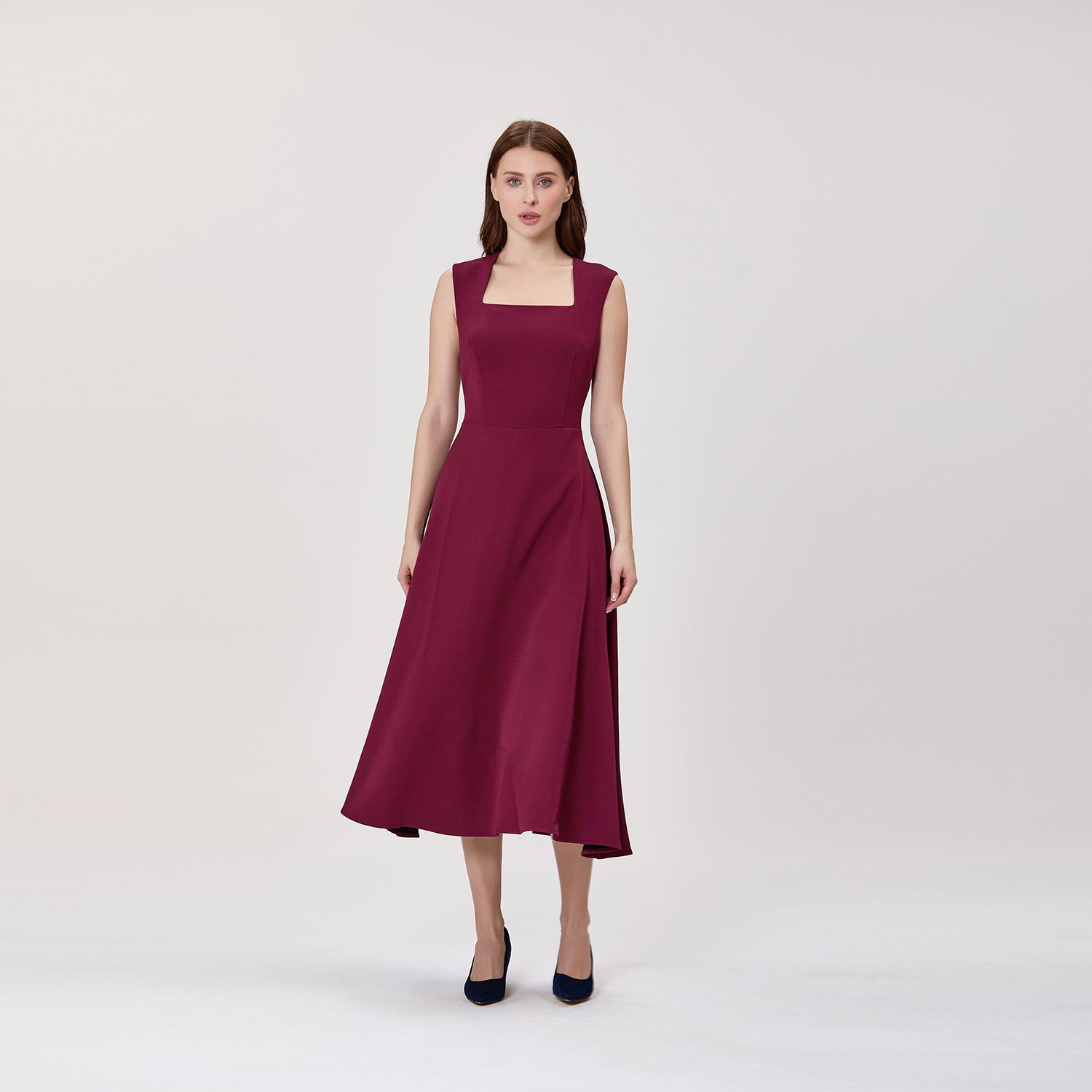 Robe midi sans manches à jupe évasée