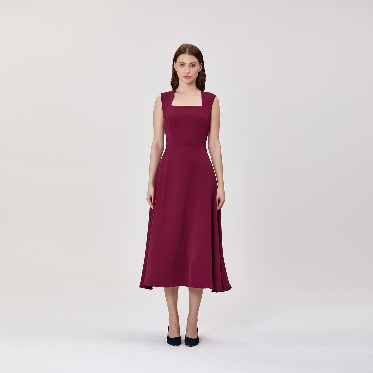Robe midi sans manches à jupe évasée