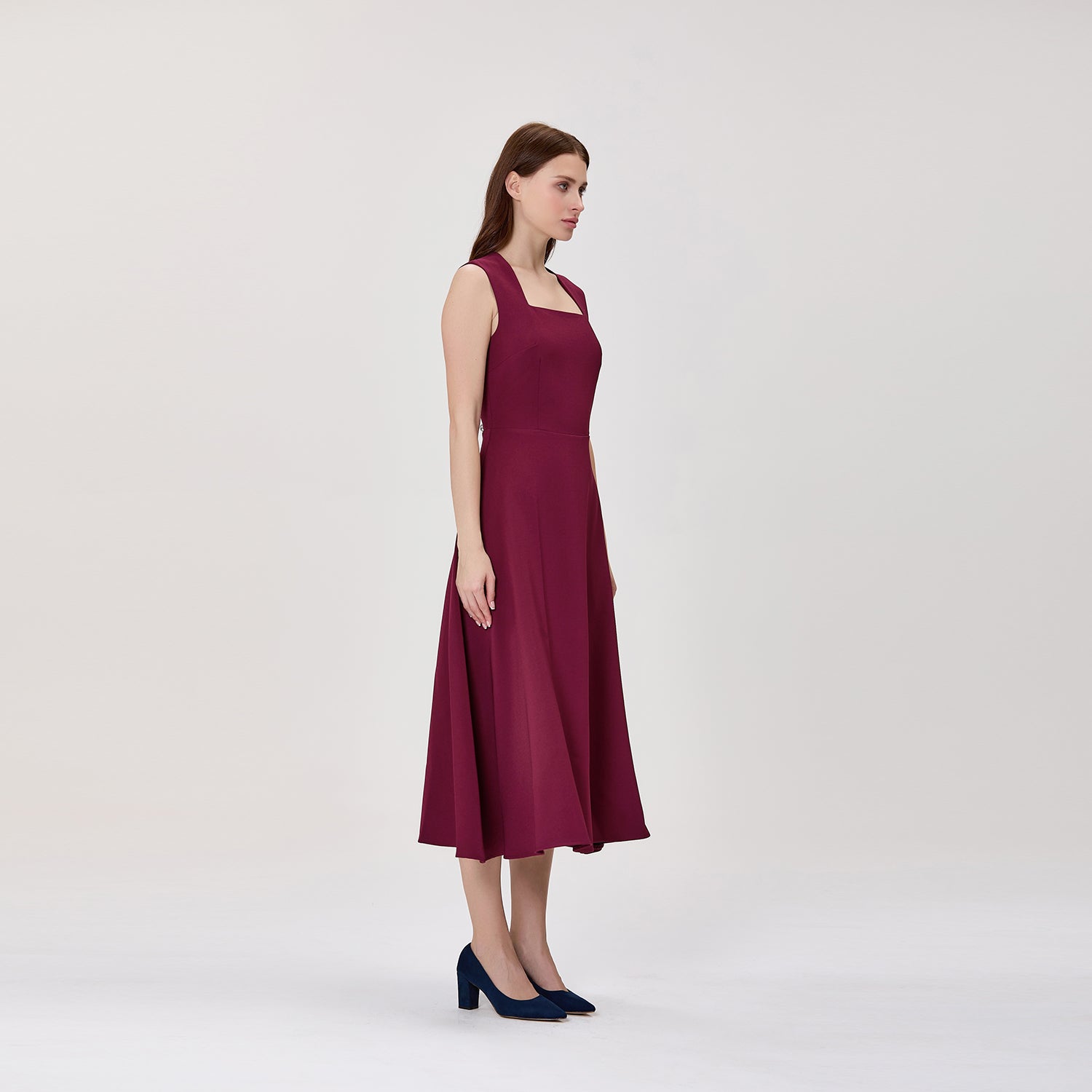 Robe midi sans manches à jupe évasée
