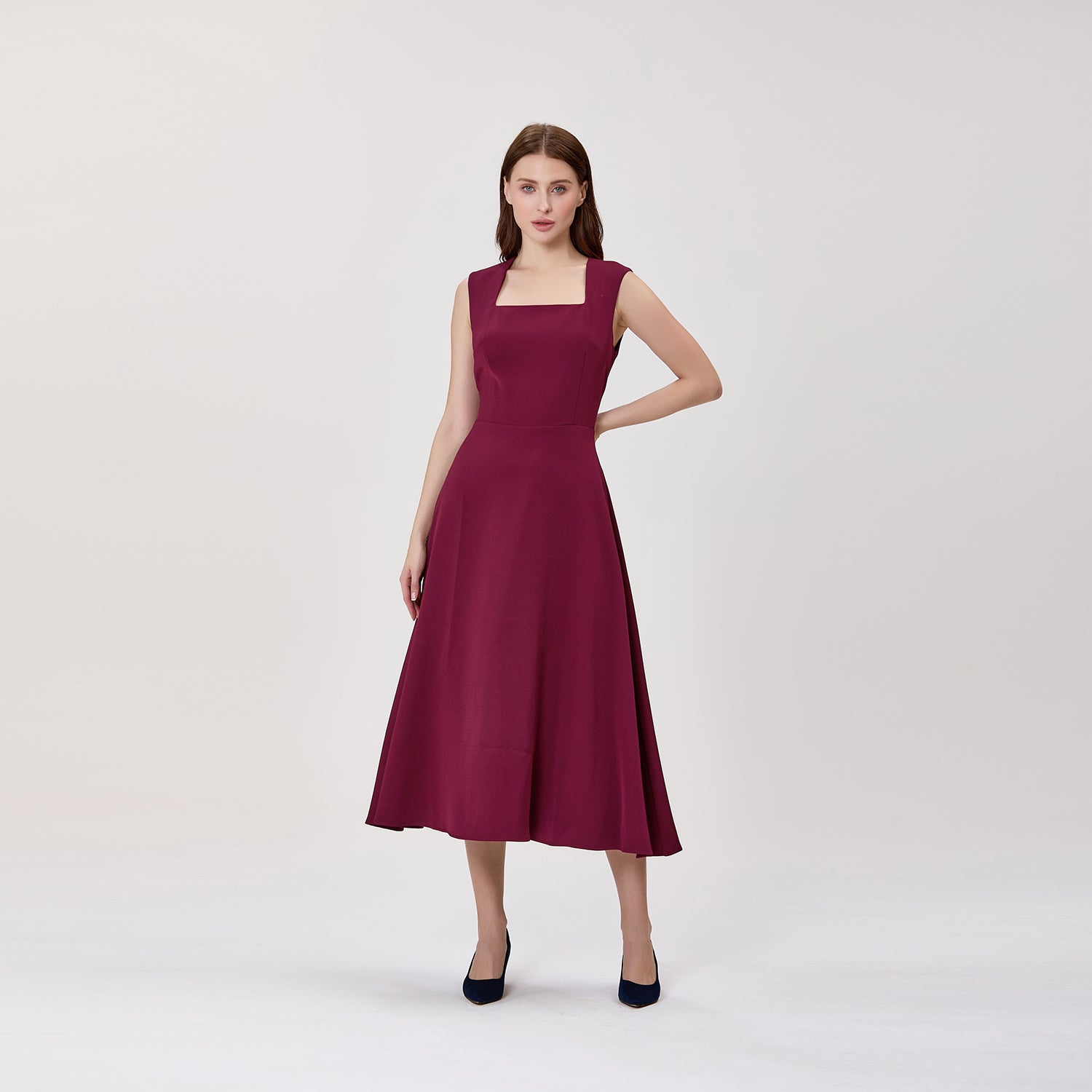 Robe midi sans manches à jupe évasée