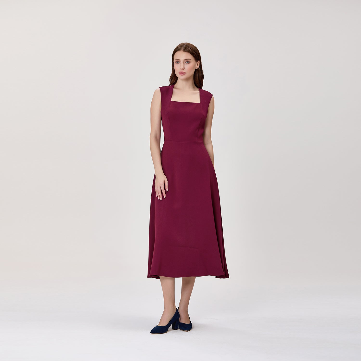 Robe midi sans manches à jupe évasée