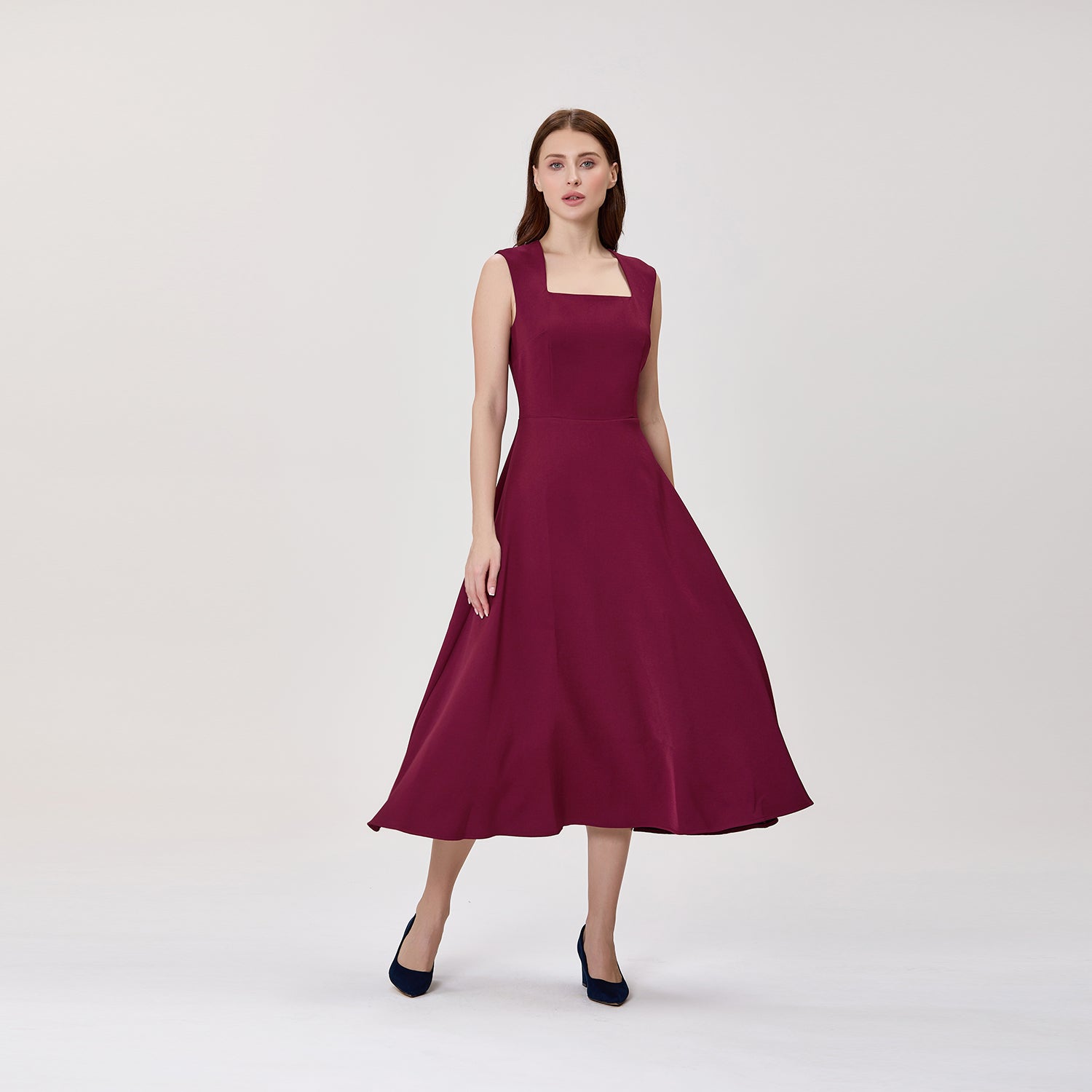 Robe midi sans manches à jupe évasée