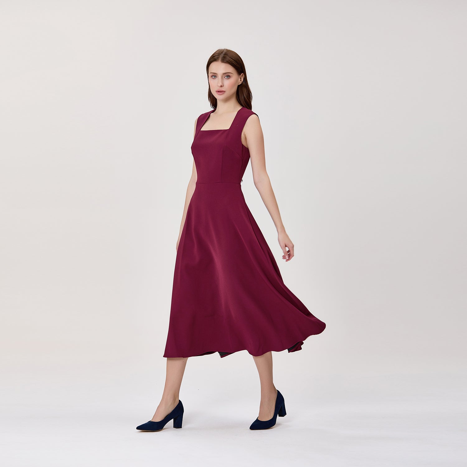 Robe midi sans manches à jupe évasée
