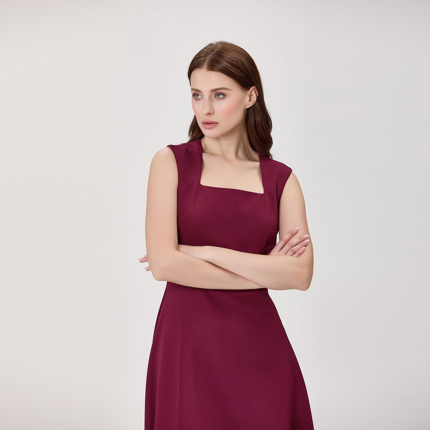 Robe midi sans manches à jupe évasée
