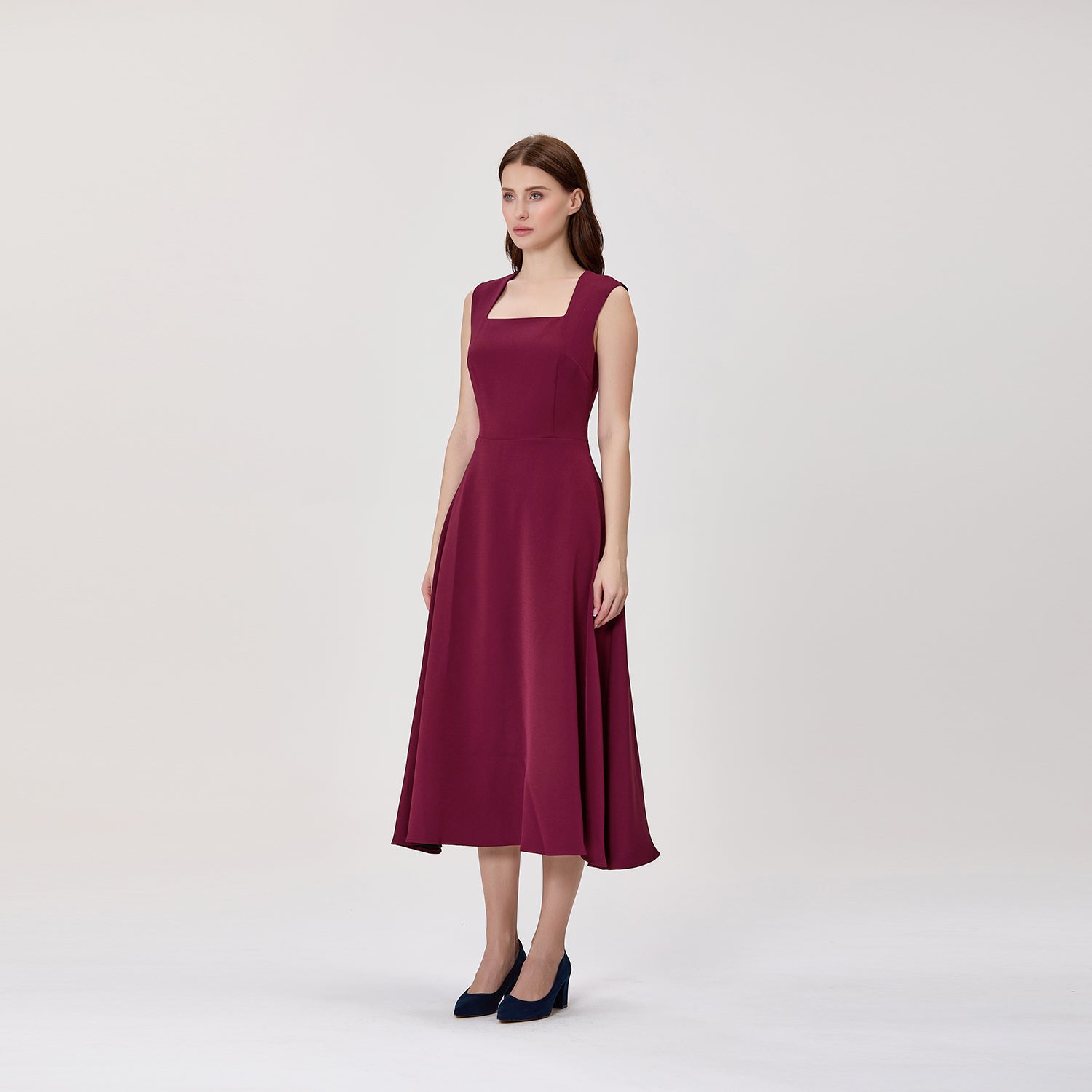 Robe midi sans manches à jupe évasée