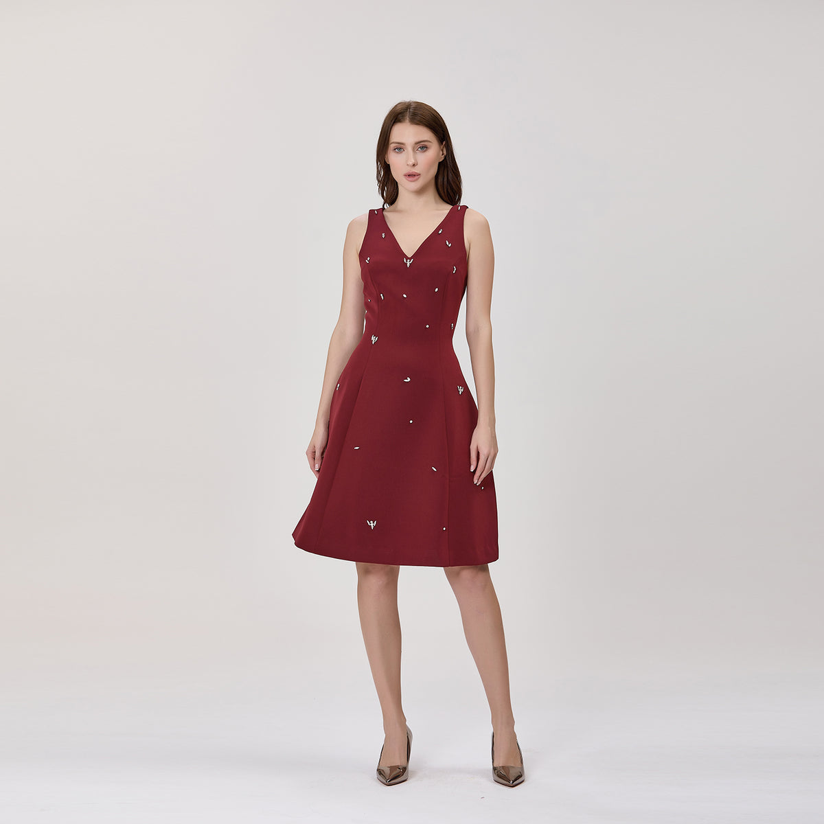 Robe mi-longue à encolure en V ornée de cristaux