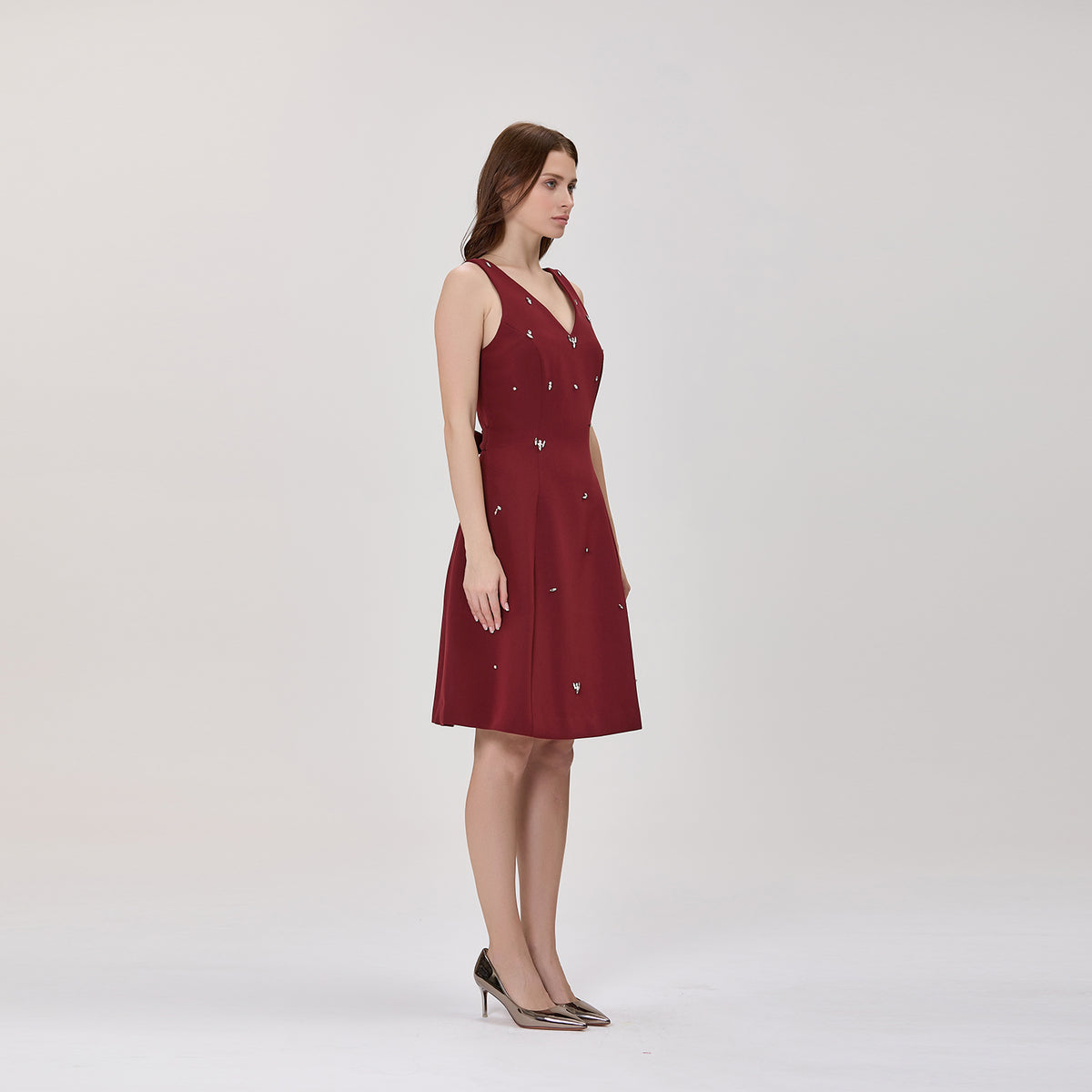 Robe mi-longue à encolure en V ornée de cristaux
