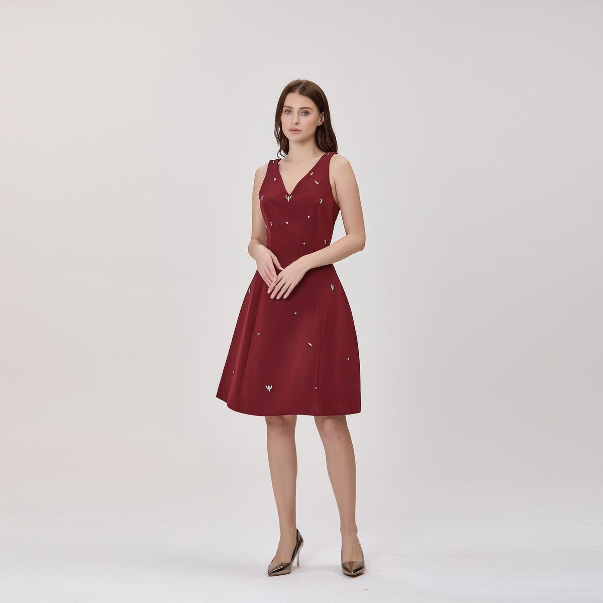 Robe mi-longue à encolure en V ornée de cristaux