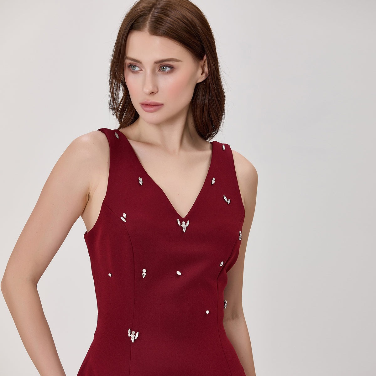 Robe mi-longue à encolure en V ornée de cristaux