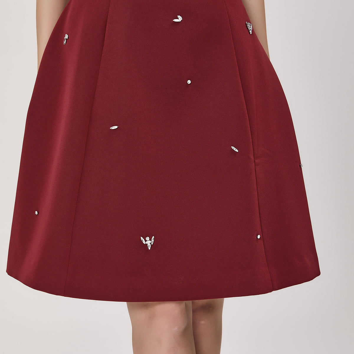 Robe mi-longue à encolure en V ornée de cristaux