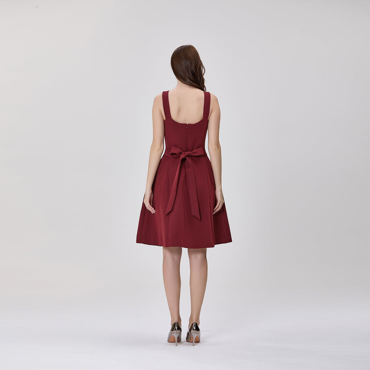 Robe mi-longue à encolure en V ornée de cristaux