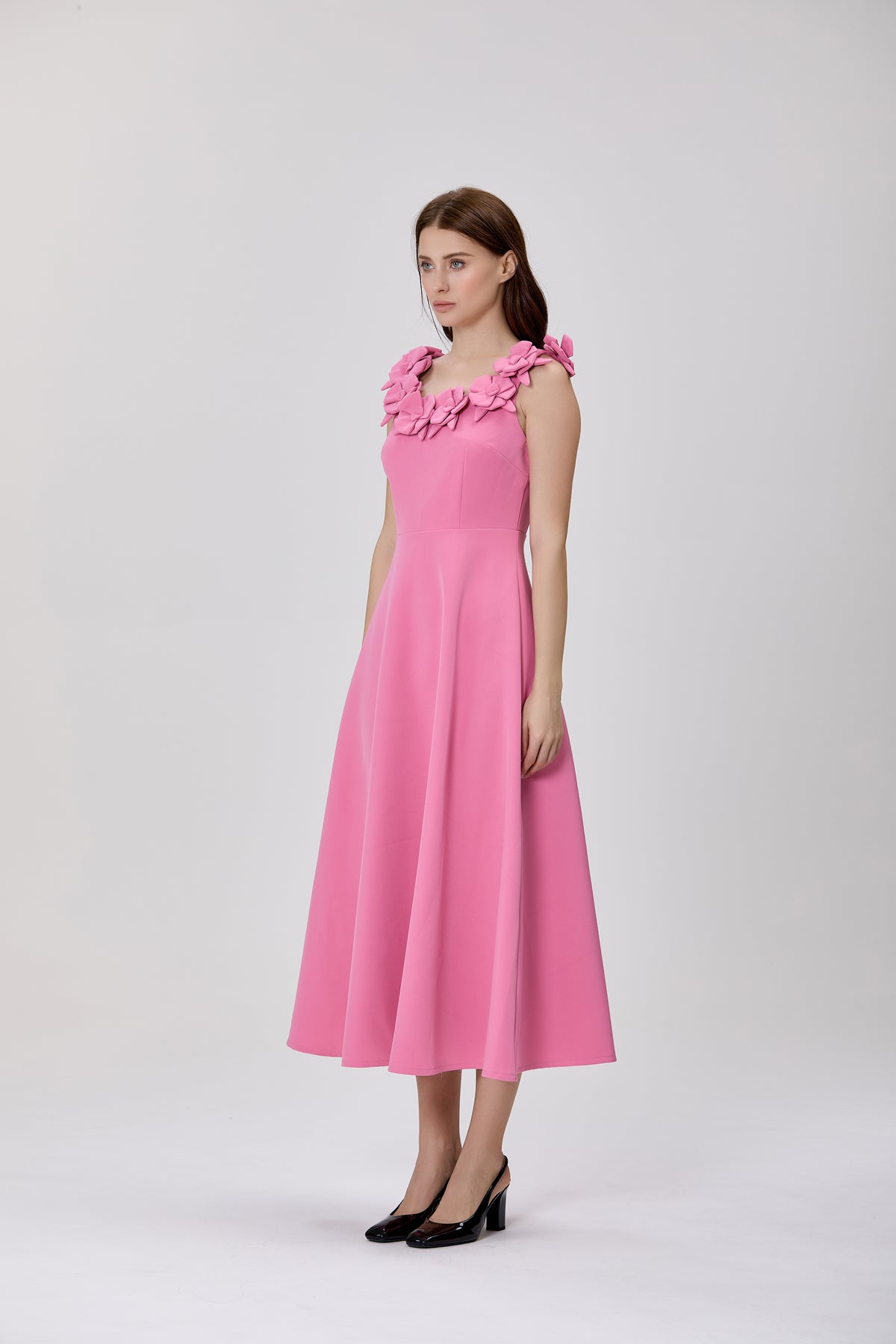 Robe midi à col carré et volants, ornée de strass