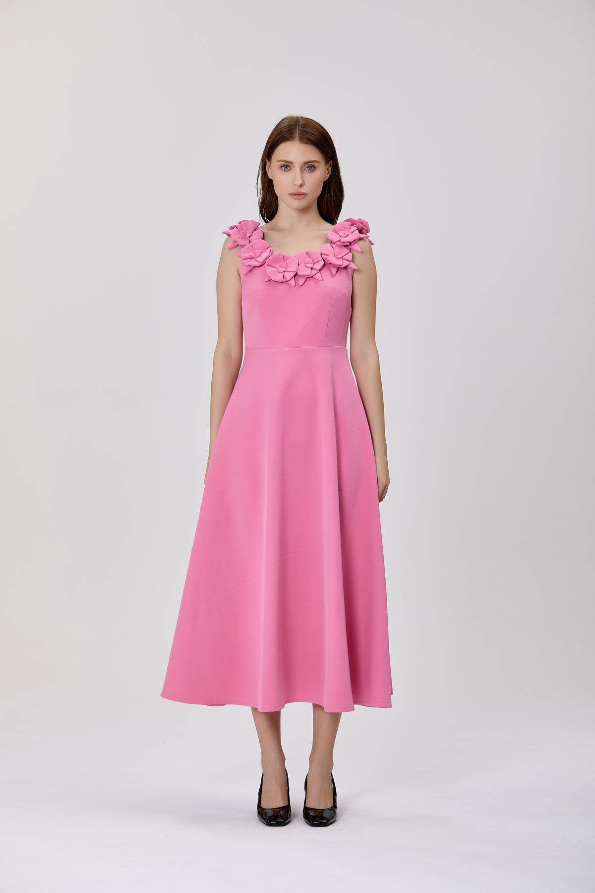 Robe midi à col carré et volants, ornée de strass