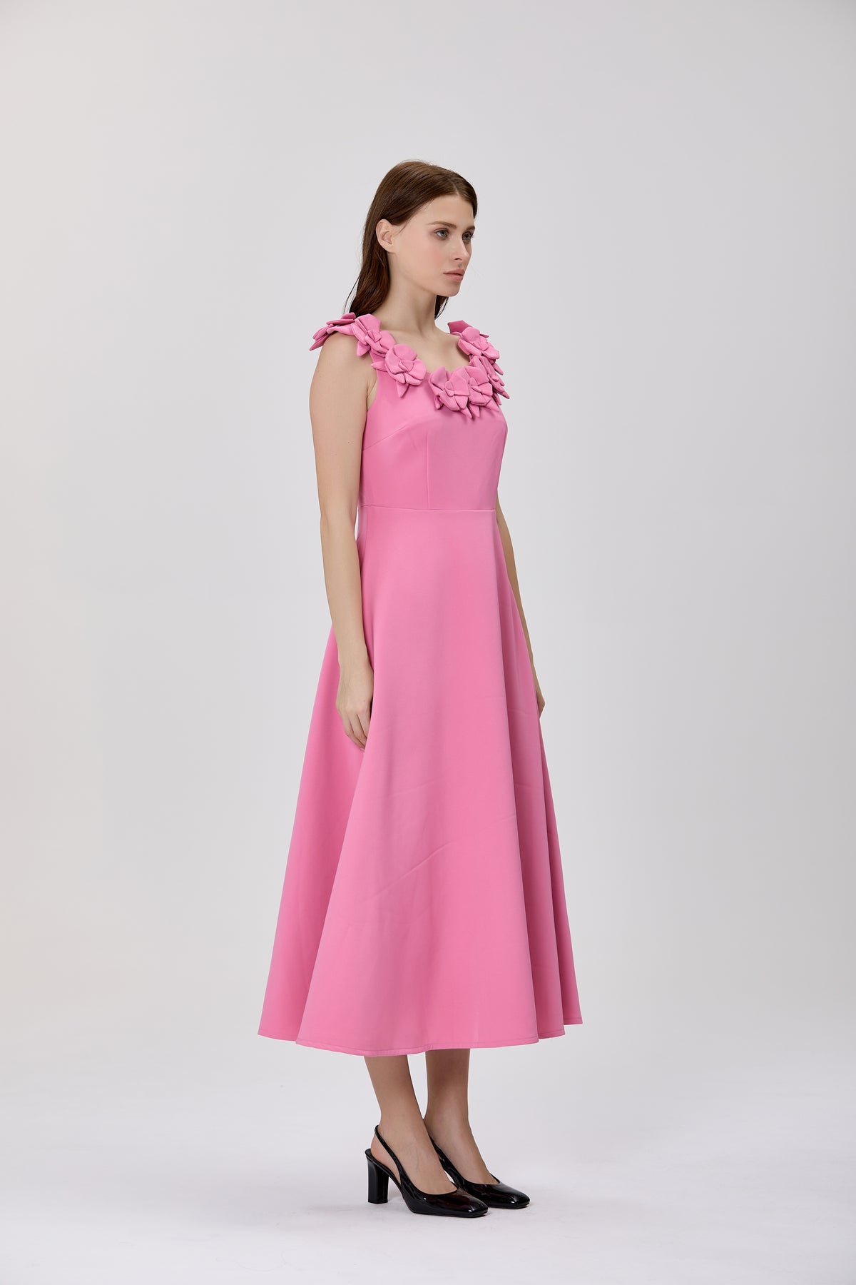 Robe midi à col carré et volants, ornée de strass