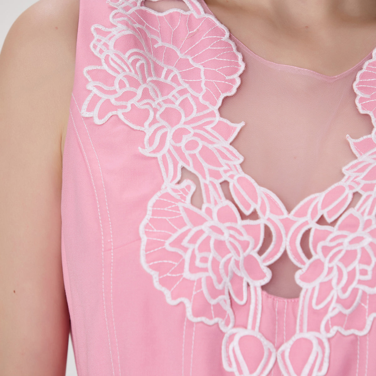 Robe évasée à encolure en V ornée de dentelle