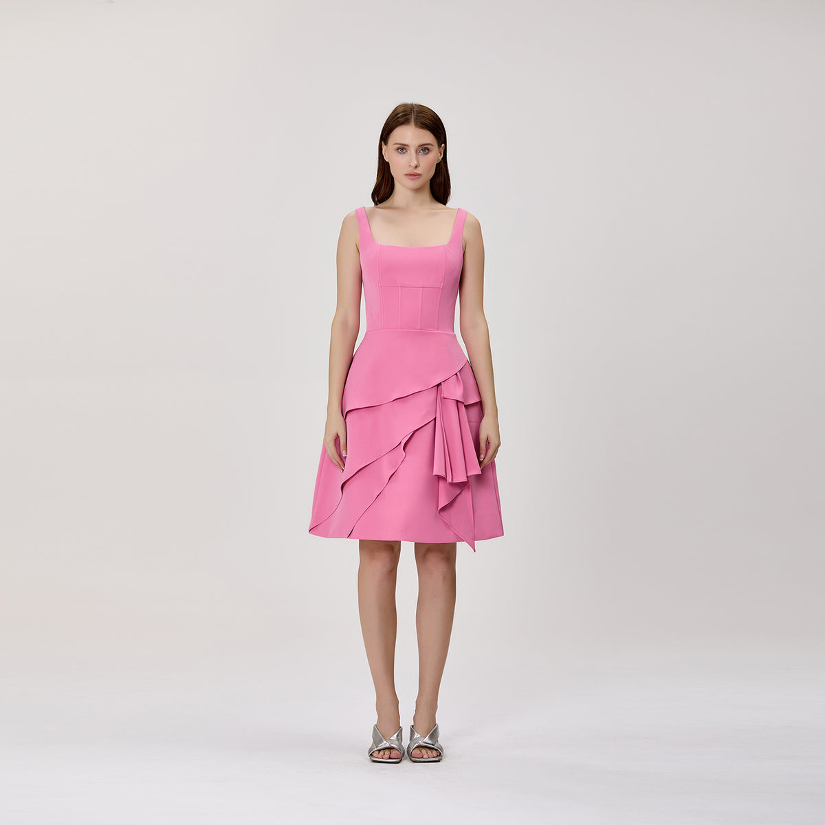 Robe mi-longue à encolure carrée et volants, ornée de strass