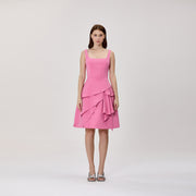 Robe mi-longue à encolure carrée et volants, ornée de strass