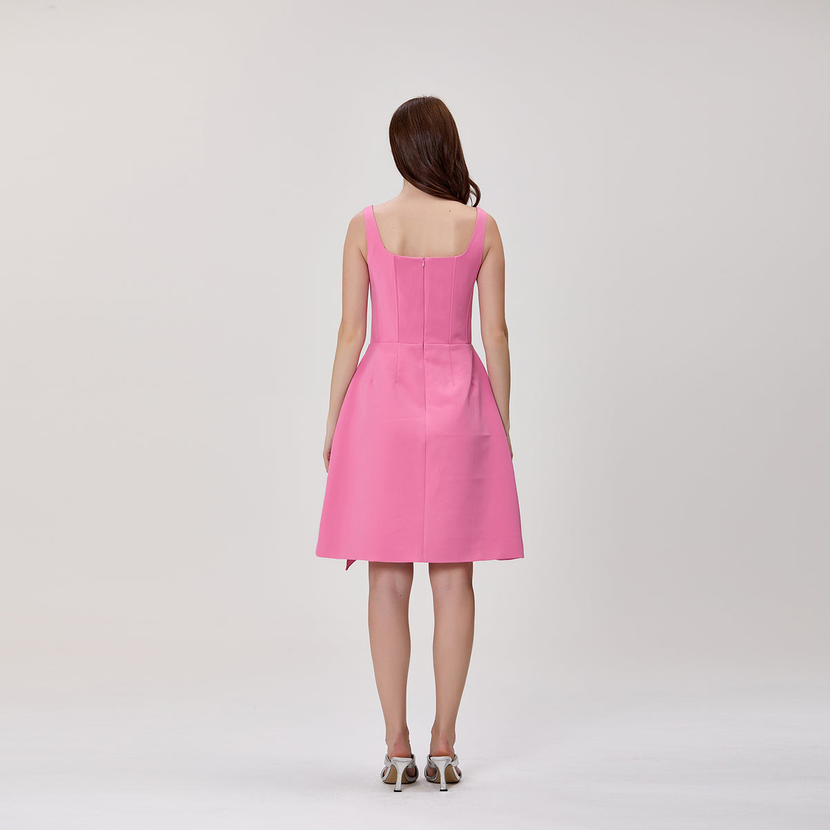 Robe mi-longue à encolure carrée et volants, ornée de strass