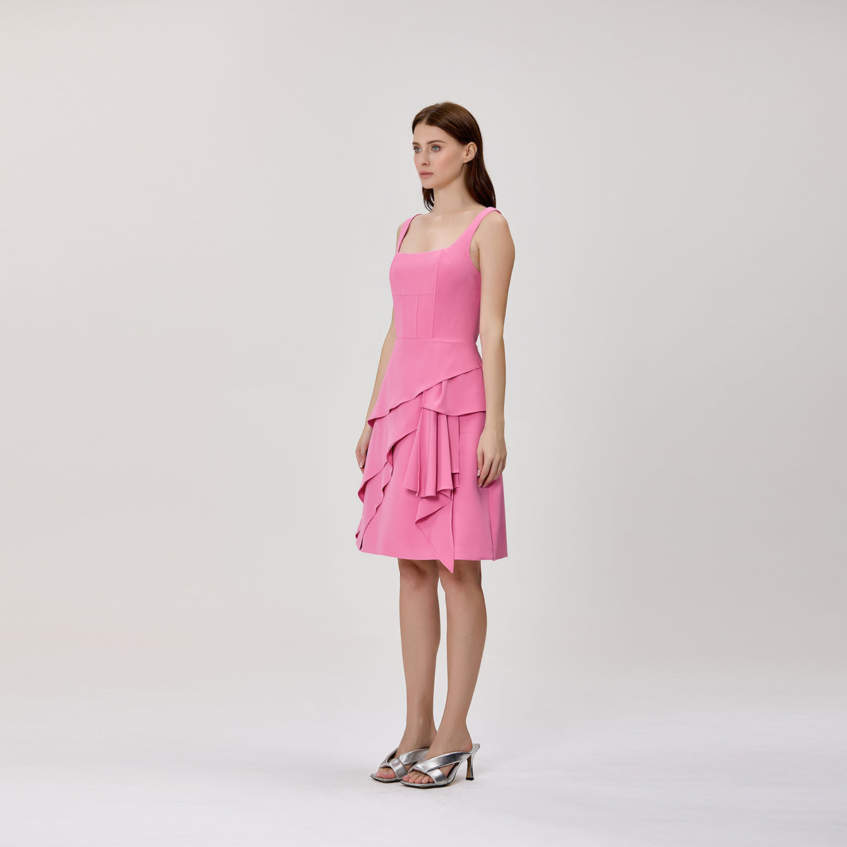 Robe mi-longue à encolure carrée et volants, ornée de strass