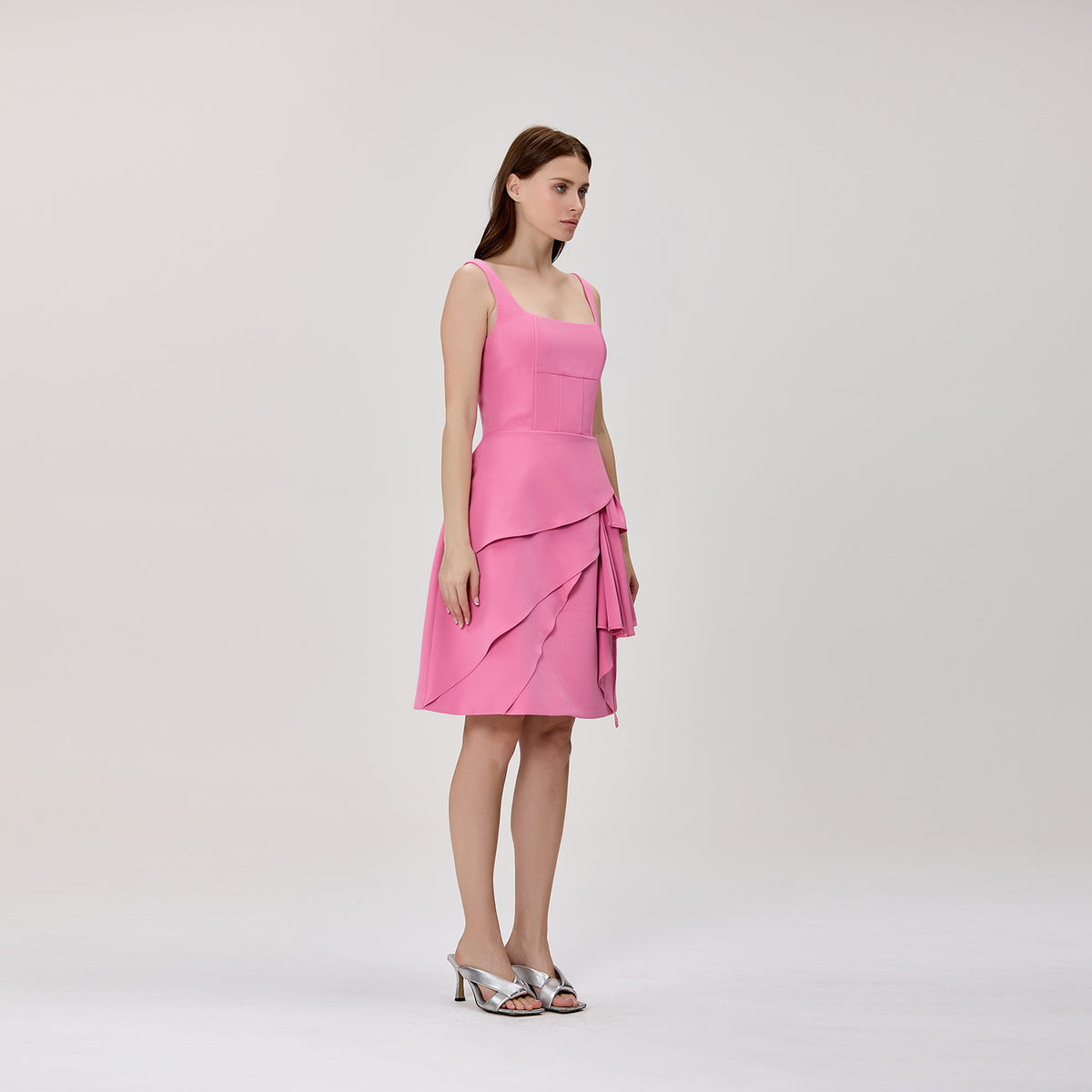 Robe mi-longue à encolure carrée et volants, ornée de strass