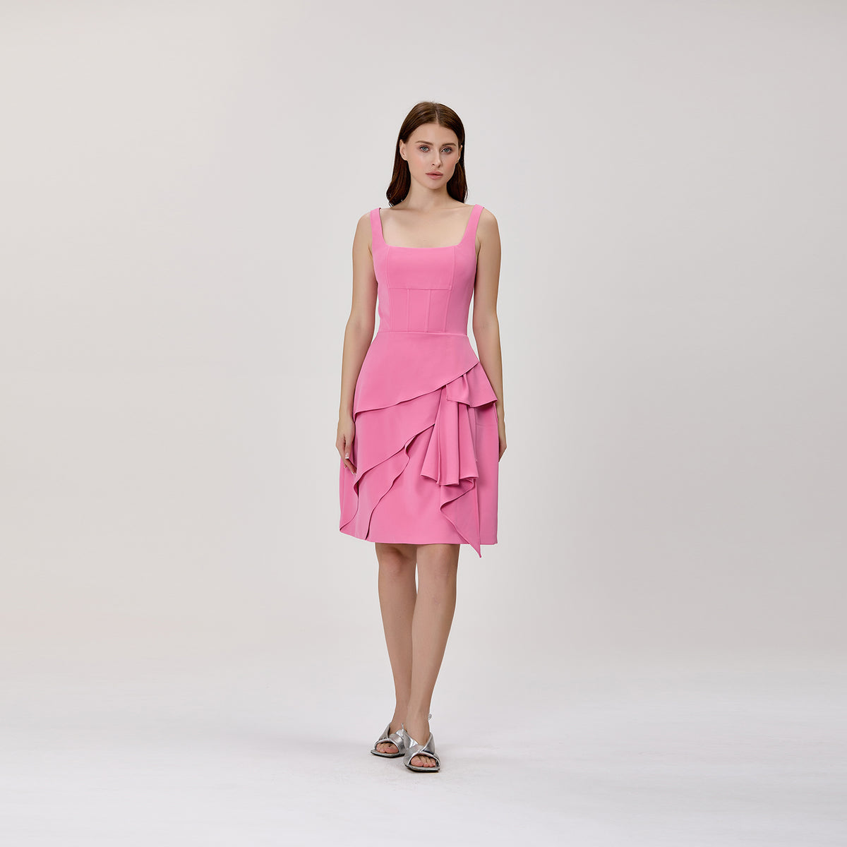 Robe mi-longue à encolure carrée et volants, ornée de strass