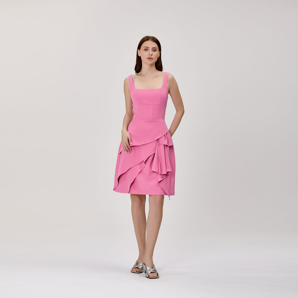 Robe mi-longue à encolure carrée et volants, ornée de strass