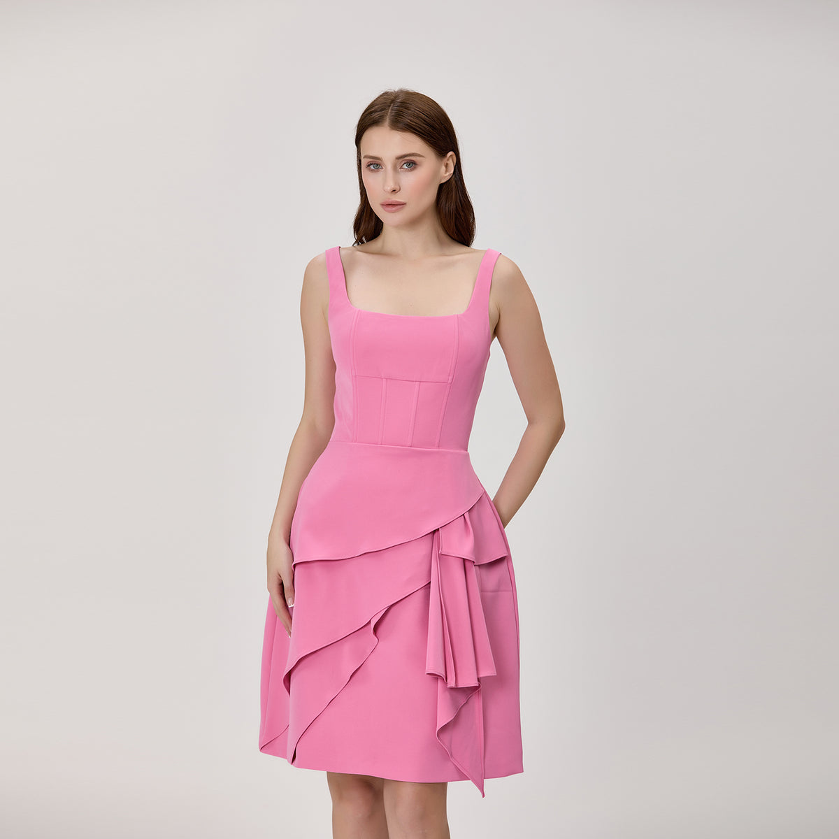 Robe mi-longue à encolure carrée et volants, ornée de strass