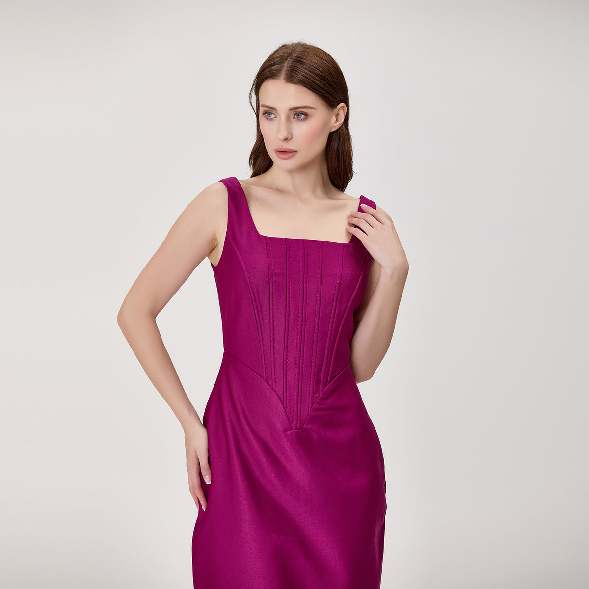 Robe midi ajustée à encolure carrée