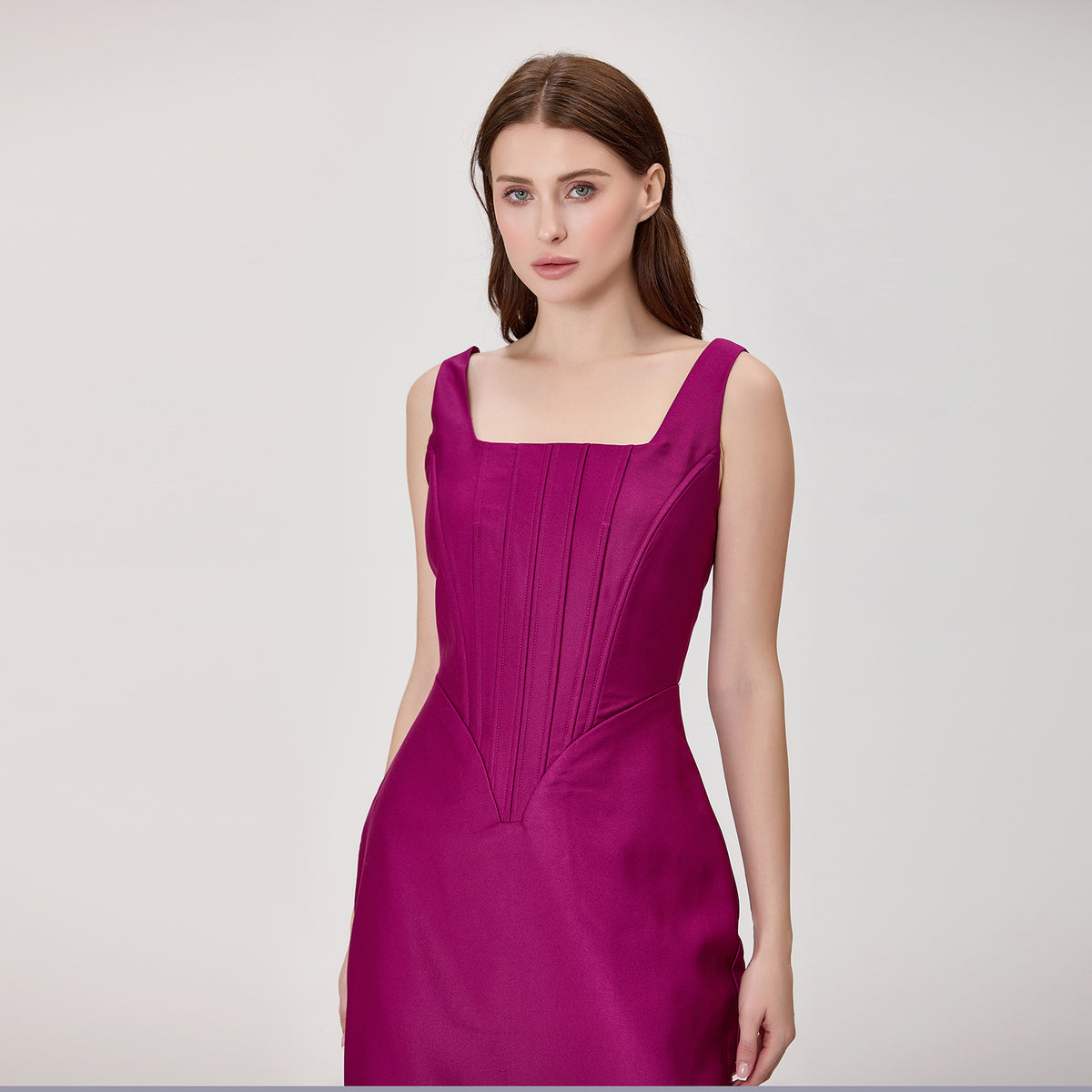 Robe midi ajustée à encolure carrée
