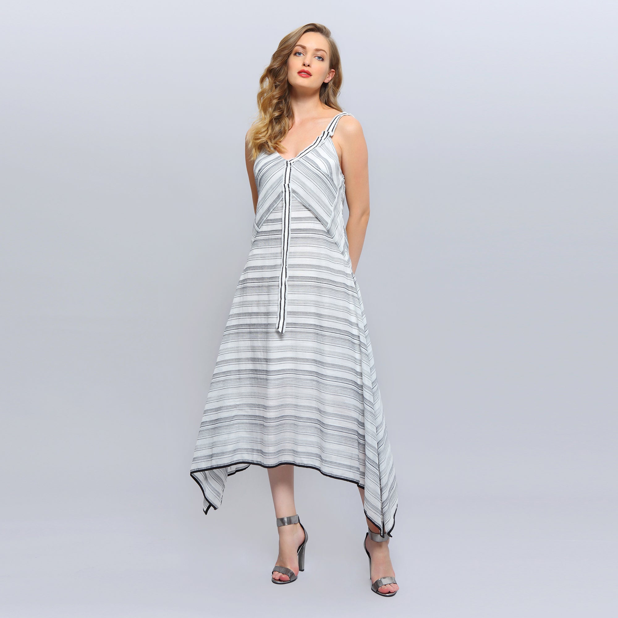 Robe mi-longue à bretelles et fines rayures diagonales