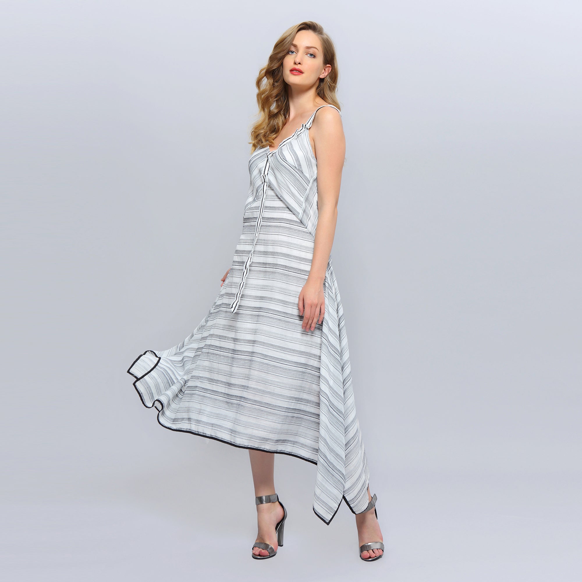 Robe mi-longue à bretelles et fines rayures diagonales