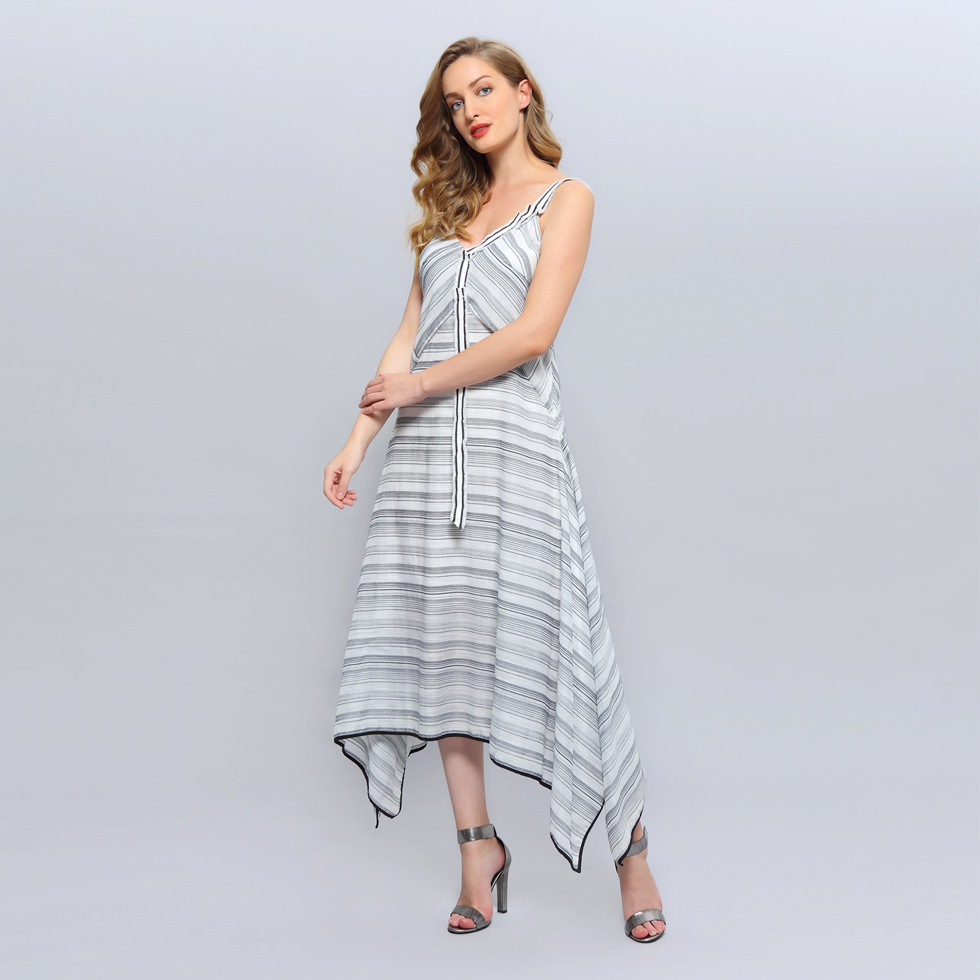 Robe mi-longue à bretelles et fines rayures diagonales