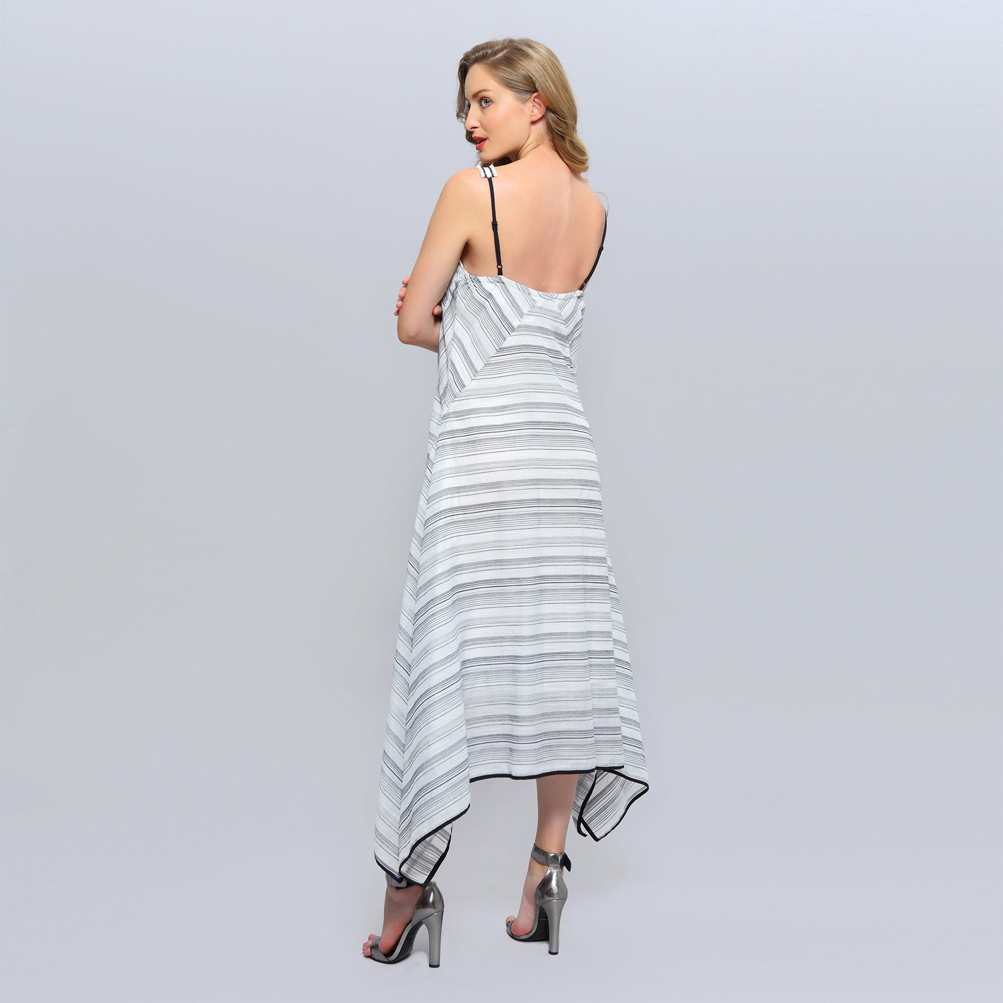 Robe mi-longue à bretelles et fines rayures diagonales