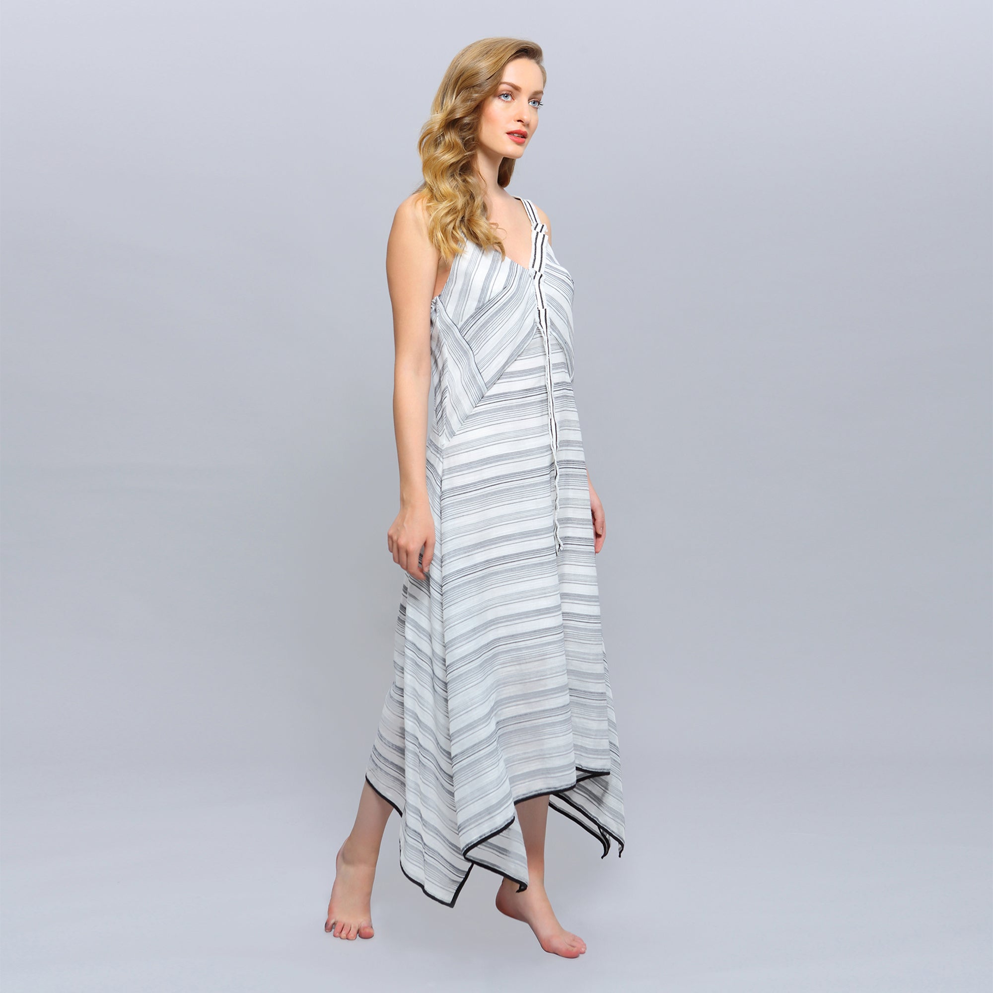 Robe mi-longue à bretelles et fines rayures diagonales