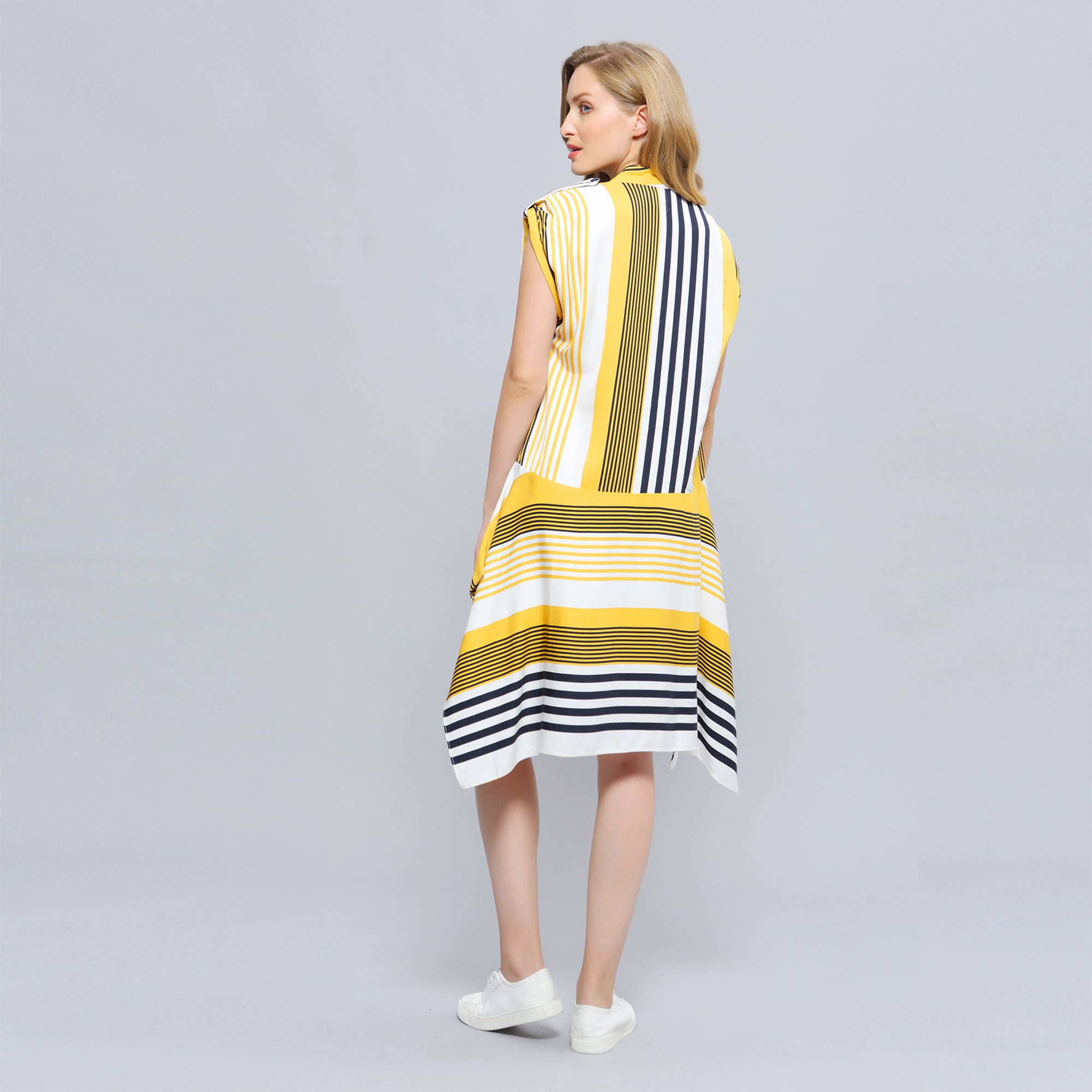Robe à jeu d'imprimé de rayures