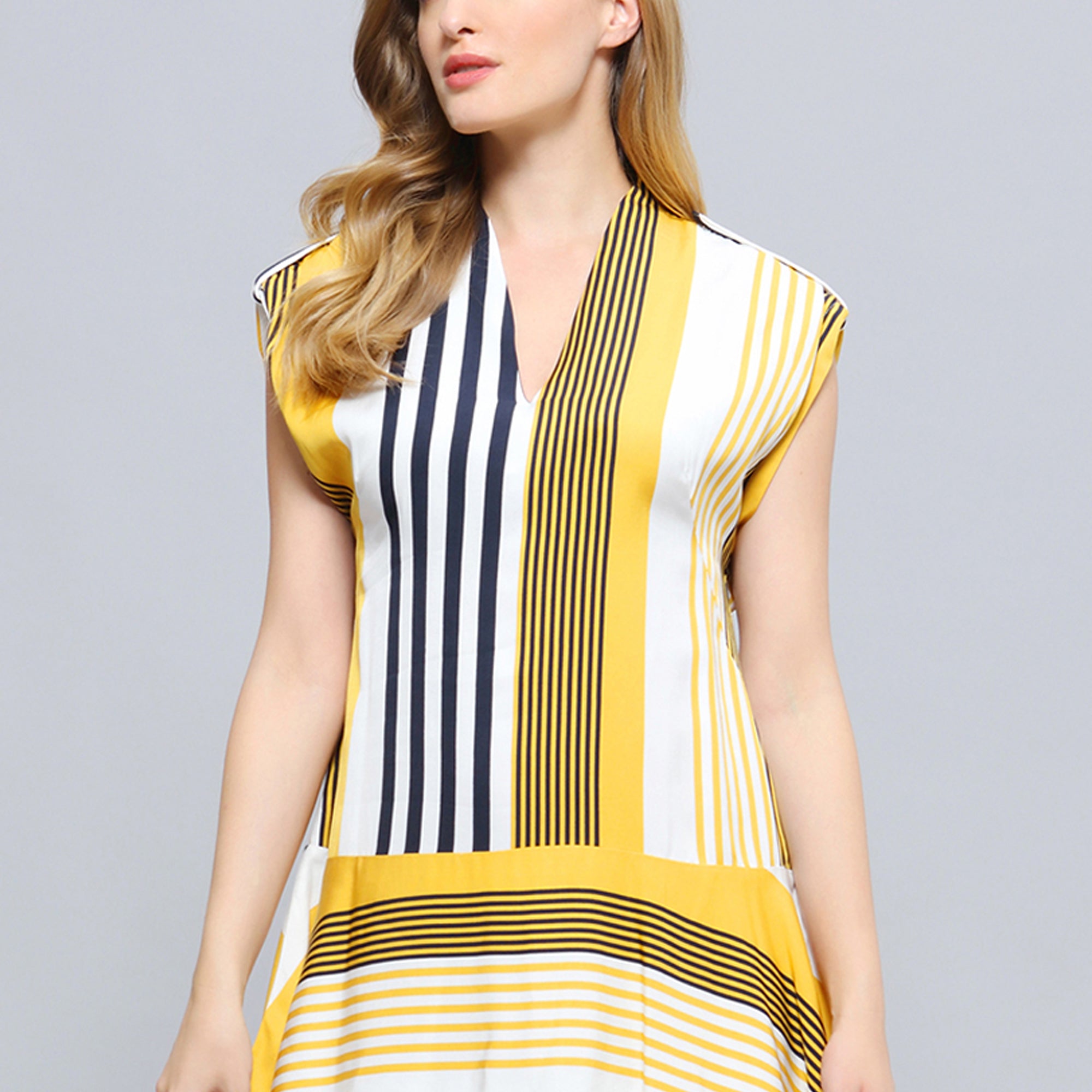 Robe à jeu d'imprimé de rayures