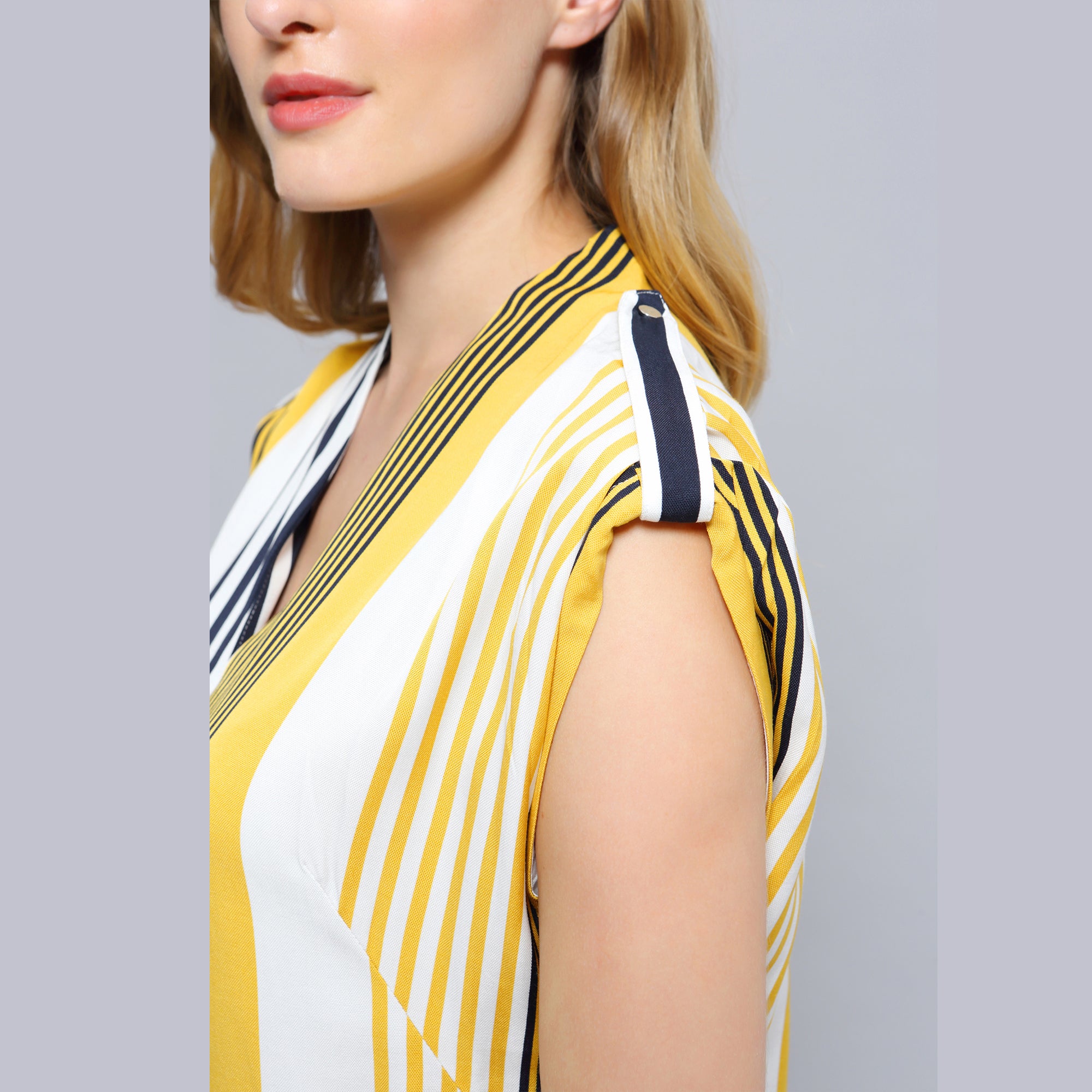 Robe à jeu d'imprimé de rayures