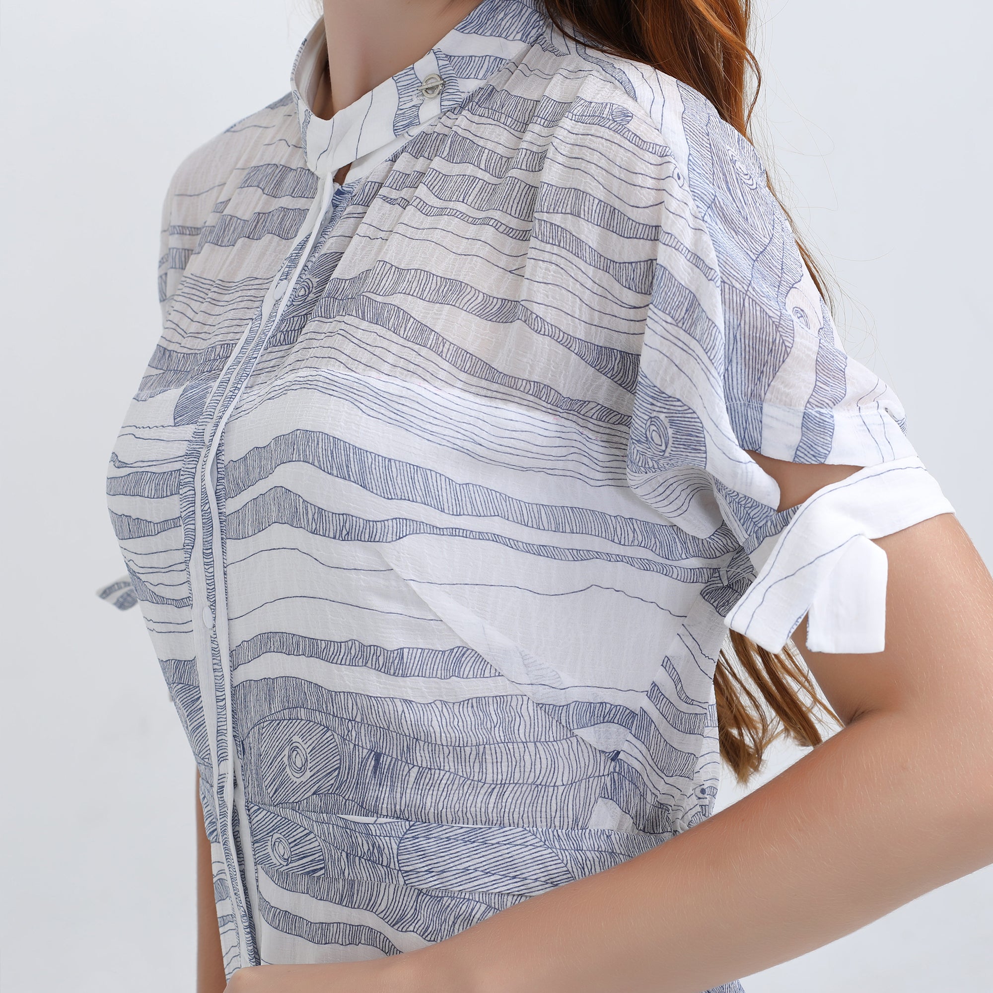 Robe chemise mi-longue en mousseline imprimé linéaire