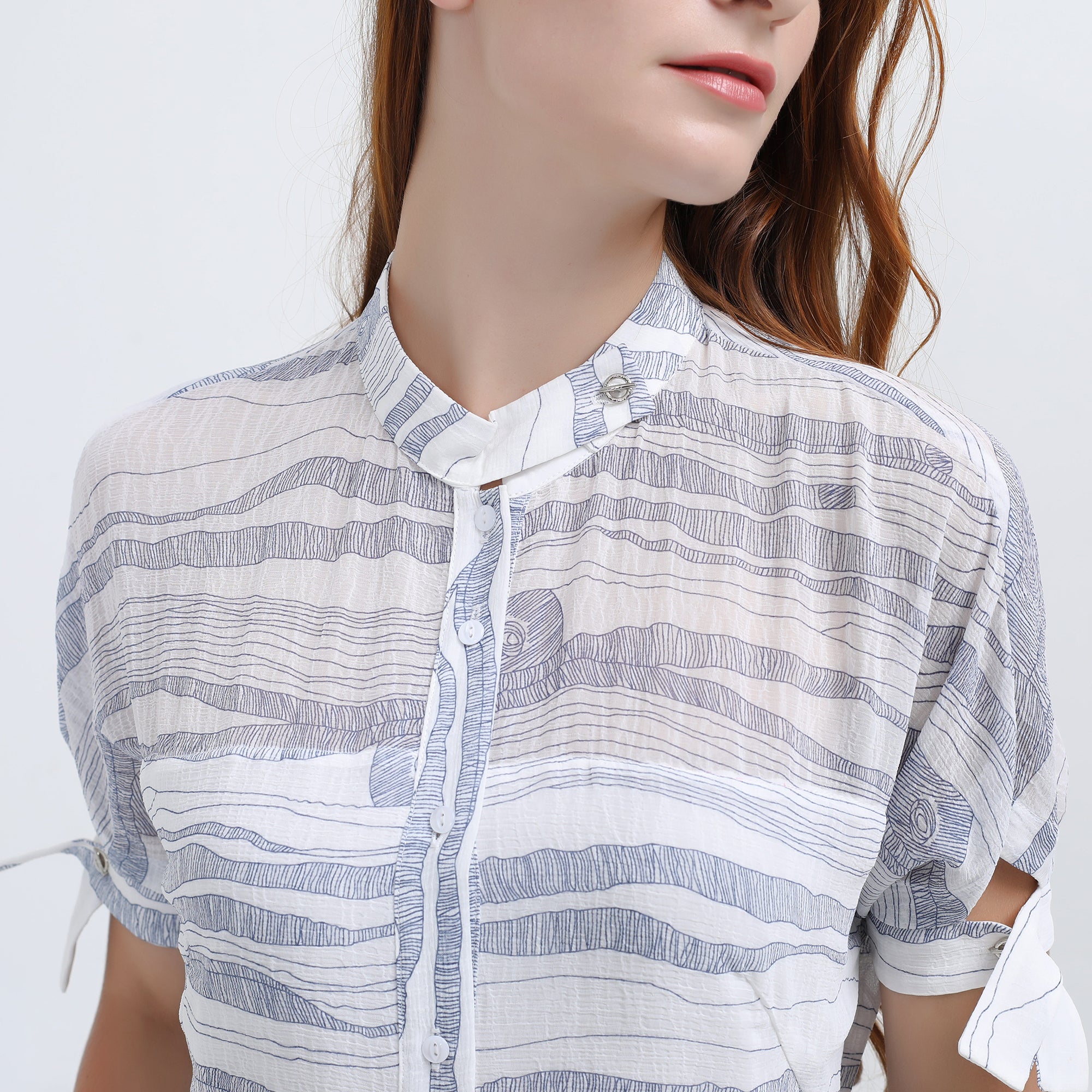 Robe chemise mi-longue en mousseline imprimé linéaire