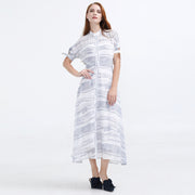 Robe chemise mi-longue en mousseline imprimé linéaire