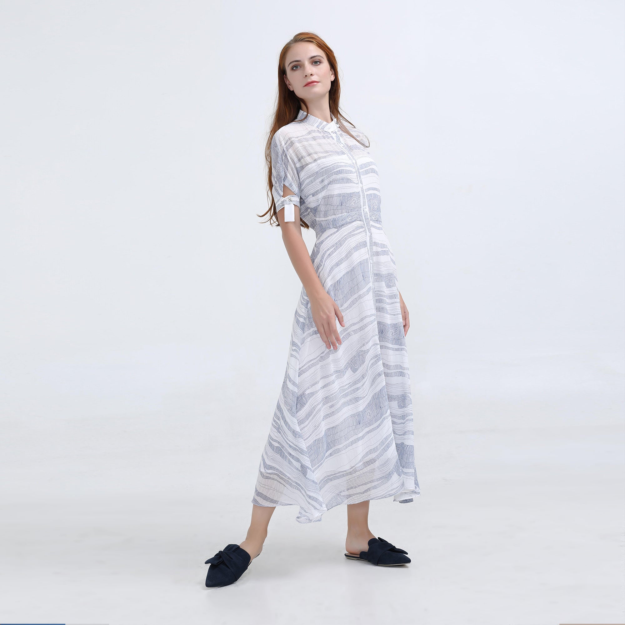 Robe chemise mi-longue en mousseline imprimé linéaire