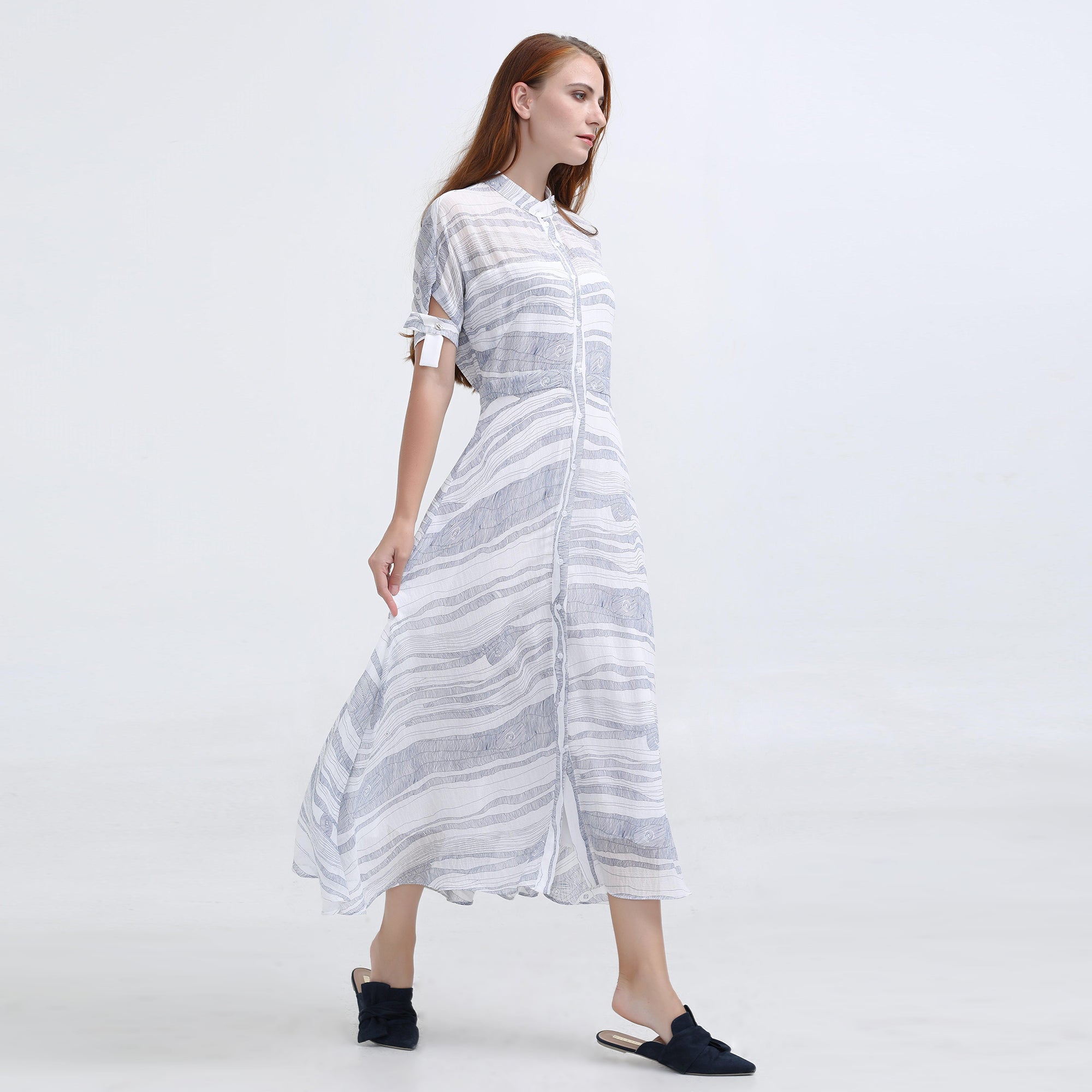 Robe chemise mi-longue en mousseline imprimé linéaire